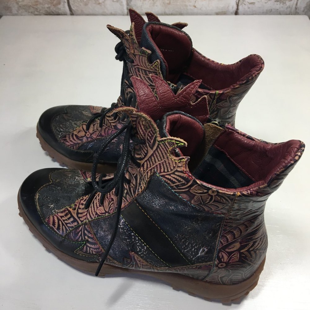 Artistic Black and Red Lace-Up Boots - Picture 4 of 7